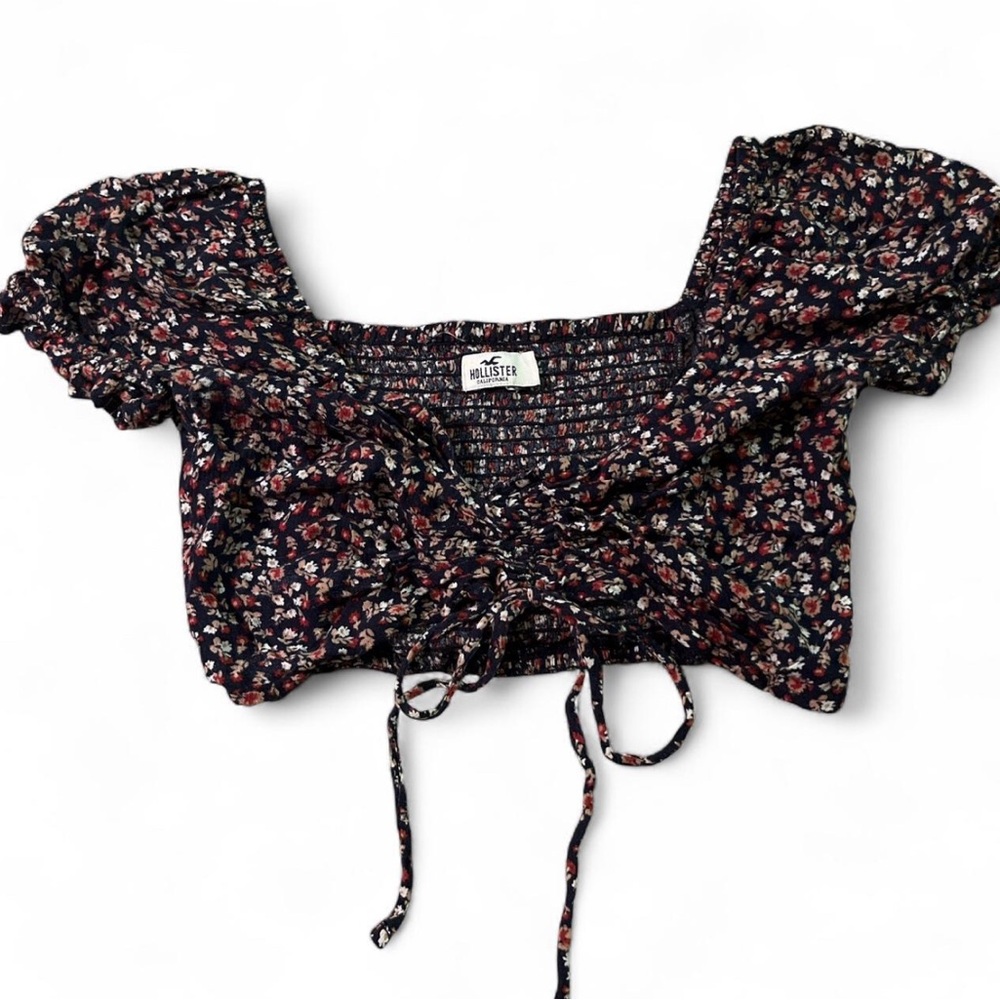 Hollister Women's Cropped Black Floral Blouse